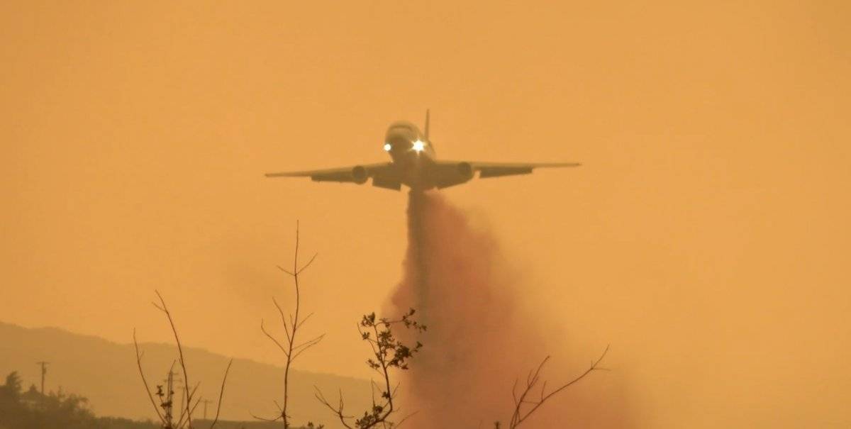 Varios aviones lanzan retardante de fuego para combatir incendio Bobcat cerca de Los Ángeles