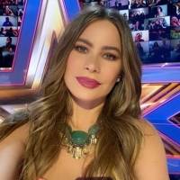 Sofía Vergara luce coqueta en leggings negros con una blusa verde esmeralda