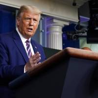 Trump rechaza firmar paquete de ayuda, exige enmiendas