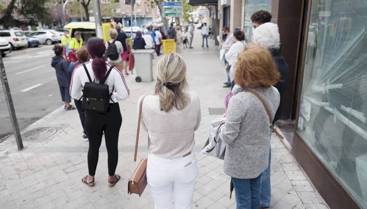Pacientes hacen fila en los centros de salud de Madrid mientras aumentan casos de Covid-19