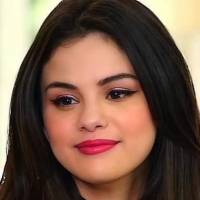 Selena Gomez luce sus fascinante curvas en un conjunto de mini short cachetero y top en denim con mangas abullonadas