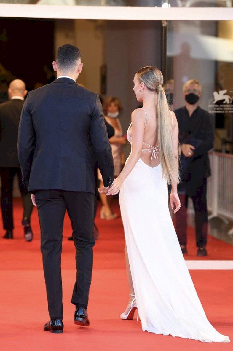 Incendio en Instagram: Ester Exposito lo vuelve a hacer y se deja ver al estilo de femme fatale
