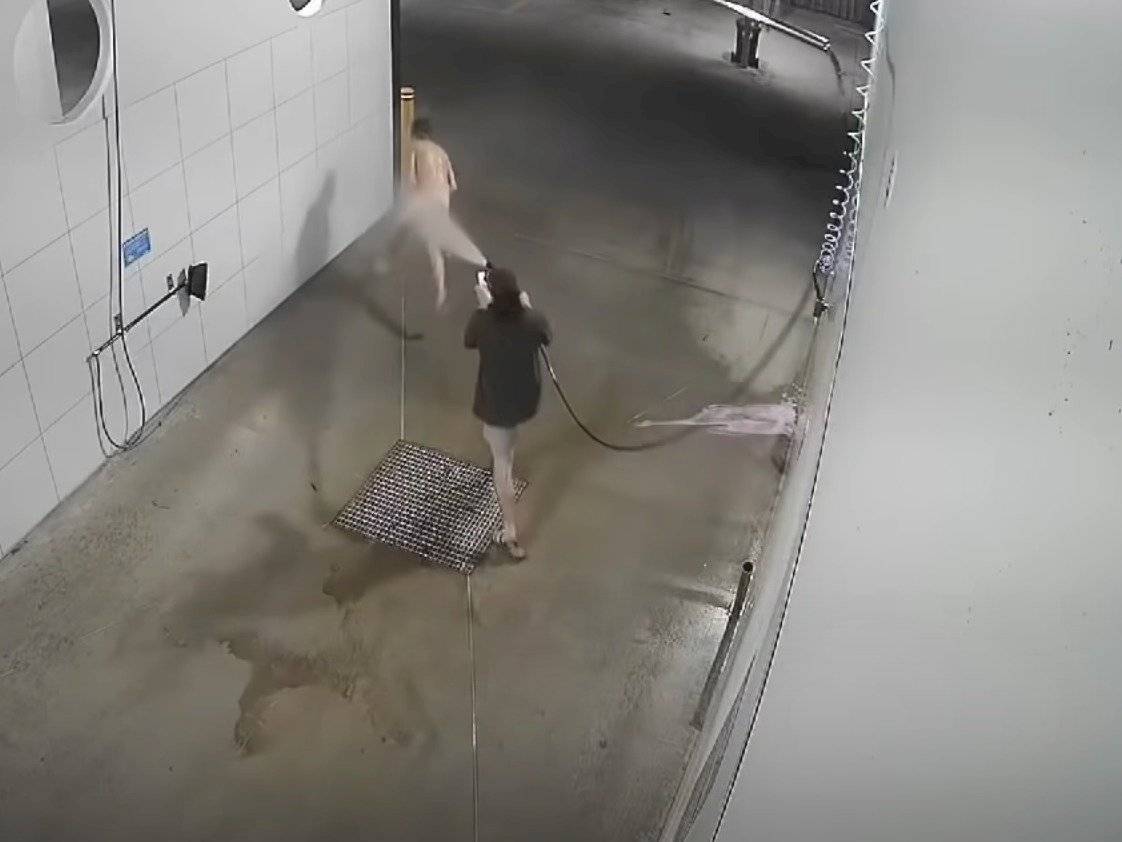 hombre autolavado