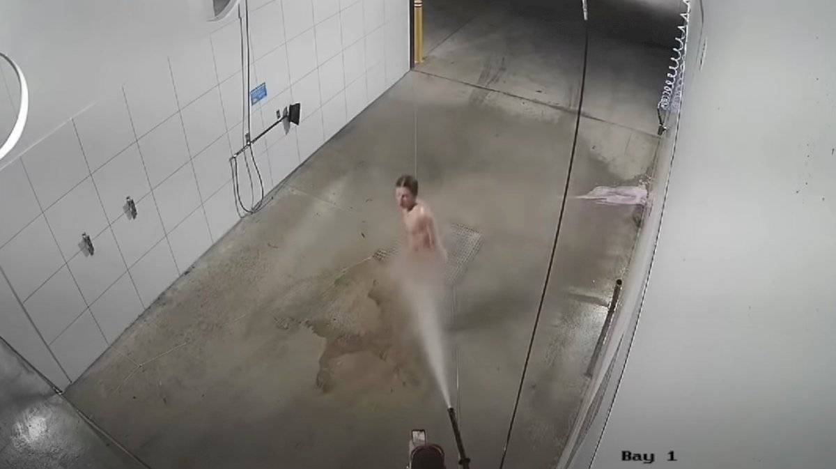hombre autolavado