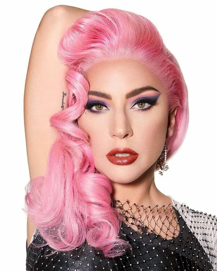 Lady Gaga cautiva con sus tonificadas piernas en un outfit llamativo de mini short rosa y abrigo de látex negro