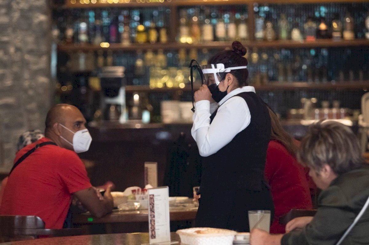 Restaurantes y bares de la ciudad tienen que operar al 30 por ciento de capacidad como protocolo sanitario ante el Covid-19.