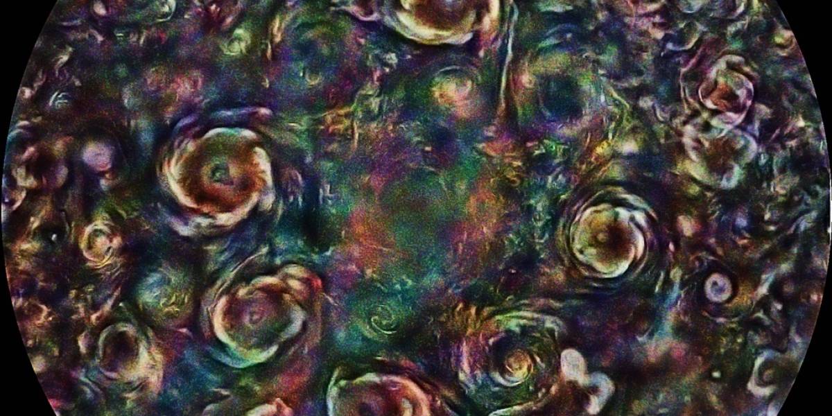 La NASA mostró unos ciclones de colores en el Polo Norte de Júpiter