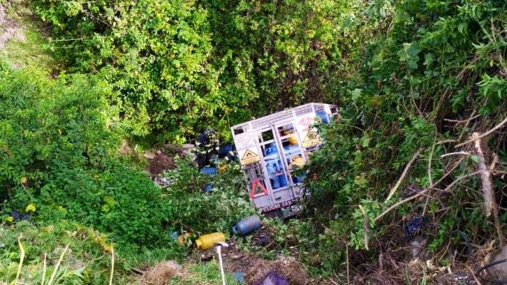 Quito: Camión distribuidor de gas sufrió accidente de tránsito que dejó una persona herida