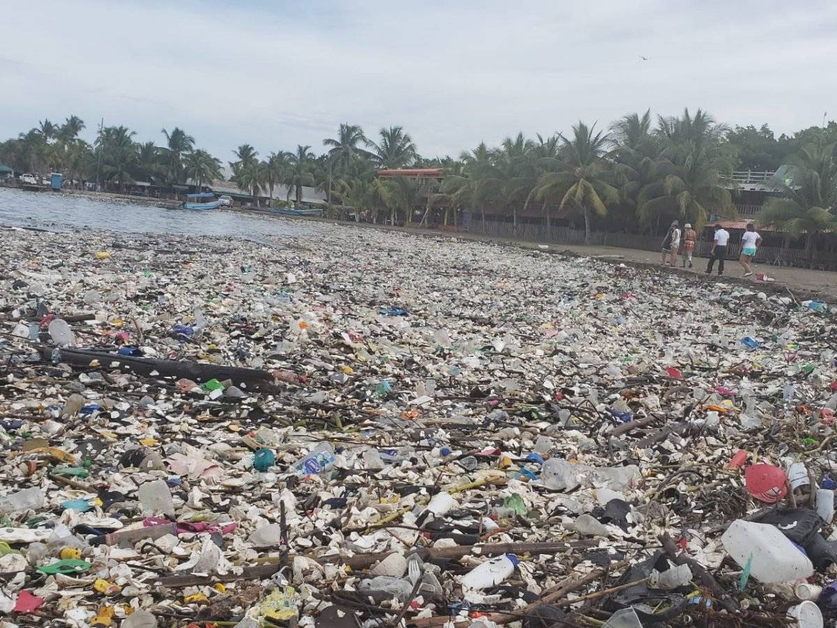 “Tsunami” de basura inunda las playas de Honduras
