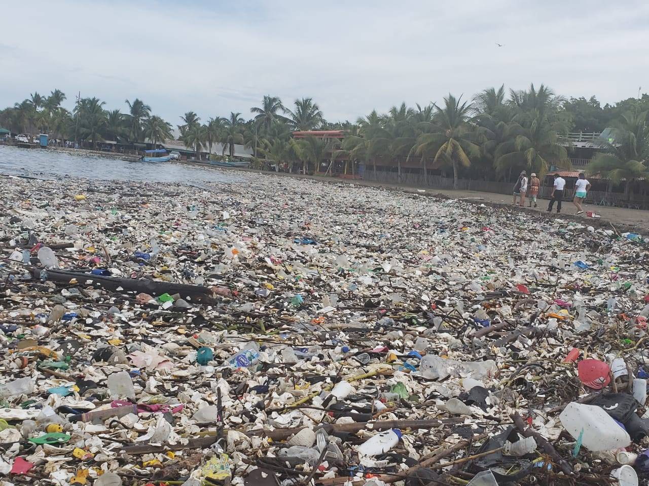 “Tsunami” de basura inunda las playas de Honduras “Tsunami” de basura inunda las playas de Honduras