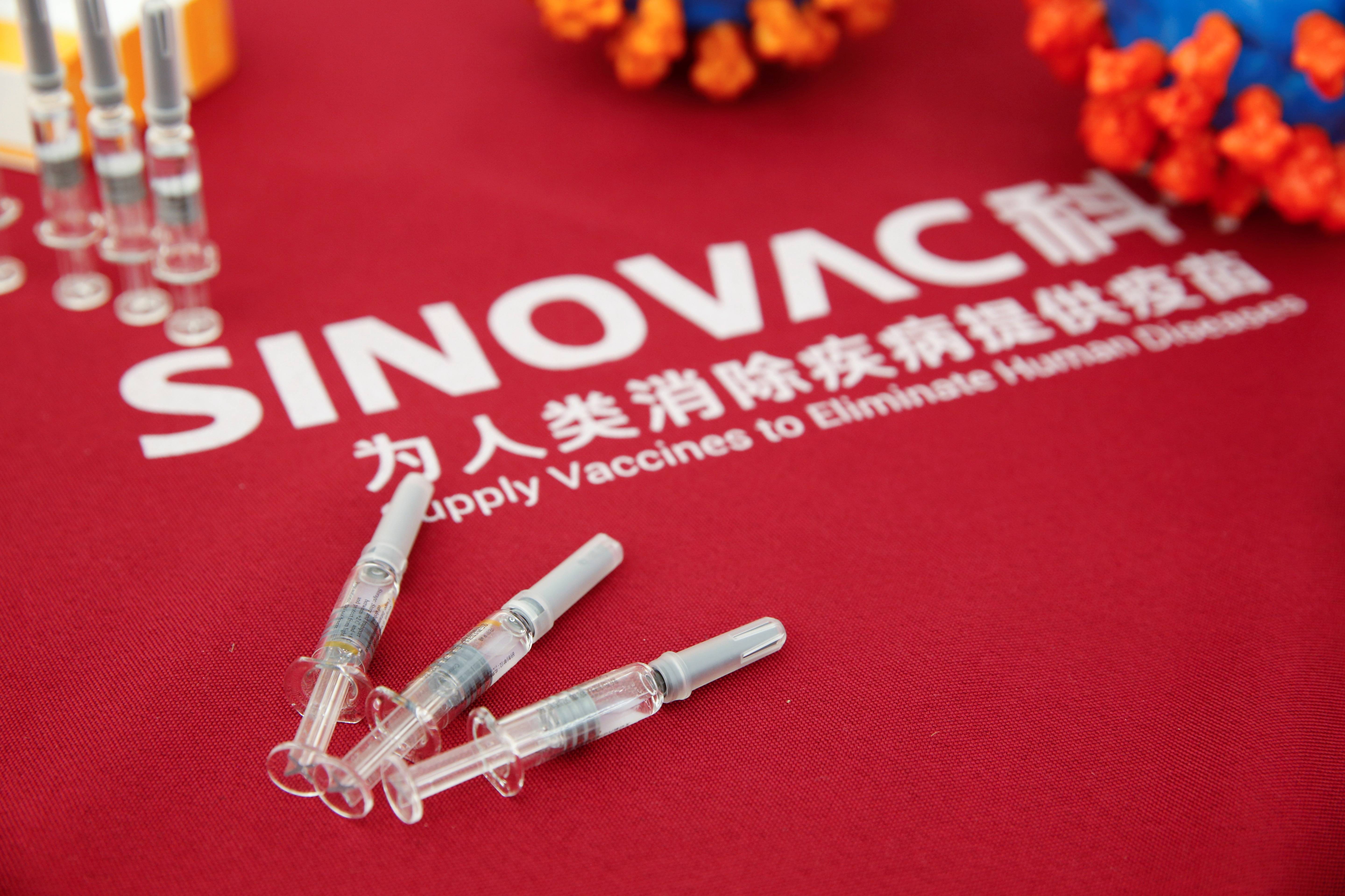 CoronaVac se exhibe en Sinovac