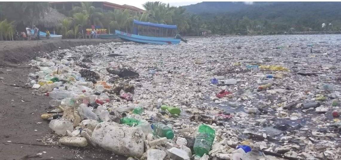“Tsunami” de basura inunda las playas de Honduras