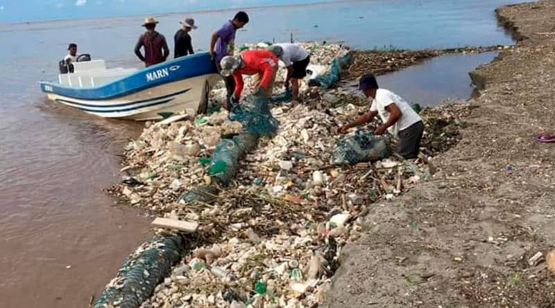 “Tsunami” de basura inunda las playas de Honduras