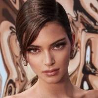 Kendall Jenner hace alarde de su envidiable figura en un biker short y atrevido top verde oliva que muestra sus atributos