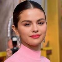 Selena Gomez elegante y sensual con vestido de seda platinado y detalles de encaje