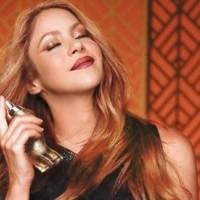 Shakira luce angelical con una maxi falda de tul fucsia estilo tutú y mini top