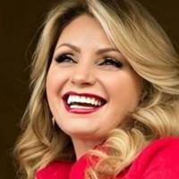 Angélica Rivera impacta con pantalón de mezclilla gastado y top off shoulder color salmón