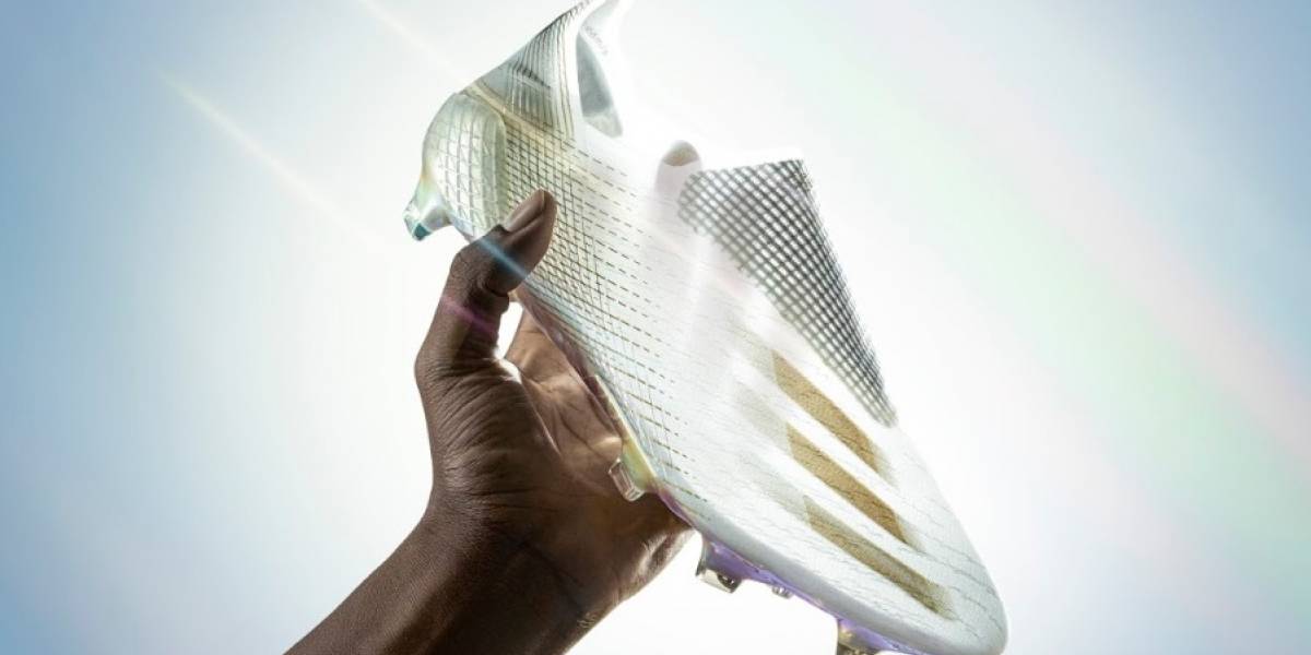 Adidas lanza un tecnológico botín de fútbol: traslúcido, sin cordones y con una placa de fibra de carbono