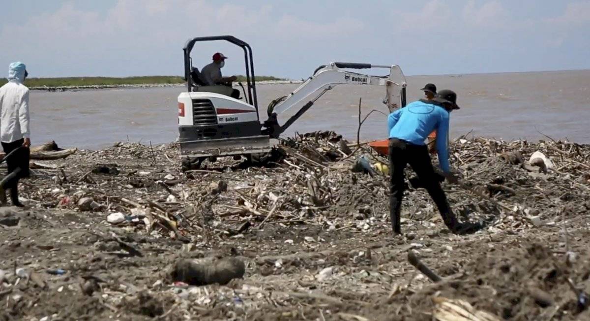 Operación de limpieza en río Motagua pretende evitar