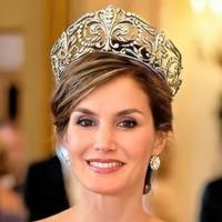 Letizia impresiona en un exquisito vestido blanco de seda bordado en hilo negro y cristales