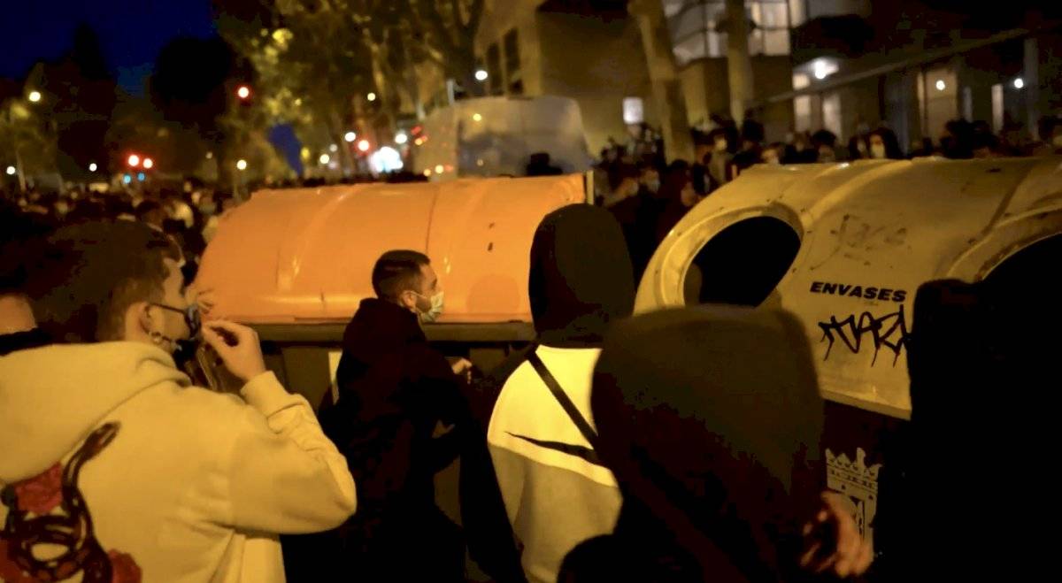 Manifestantes protestan por segundo día contra restricciones por coronavirus en Madrid