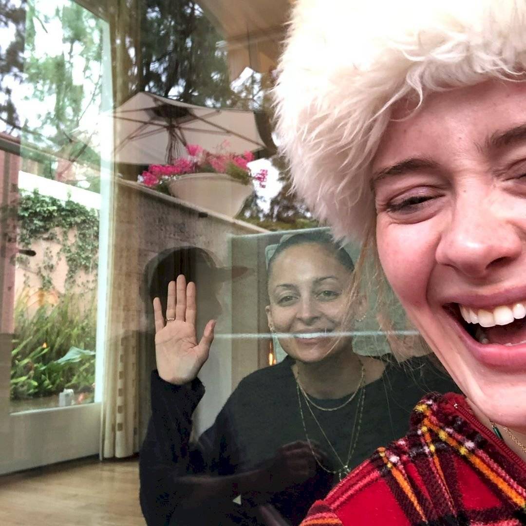 Adele sorprende con su sencillez en su hogar y luce adorable en su lujosa cocina con unos joggers negros y sudadera de capucha