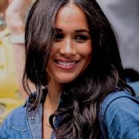 Meghan Markle fascinante en vestido off shoulder tornasolado cubierto de lentejuelas