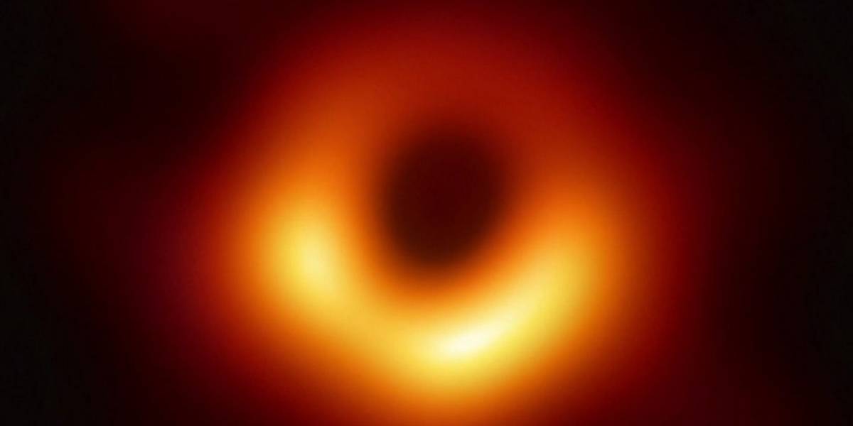 El brillo alrededor del primer agujero negro fotografiado cambia su intensidad a medida que rota