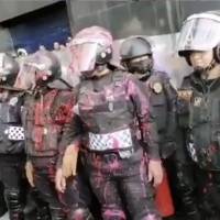 "Eres una gata y estás a mi servicio" Manifestante feminista lanza insultos contra mujer policía