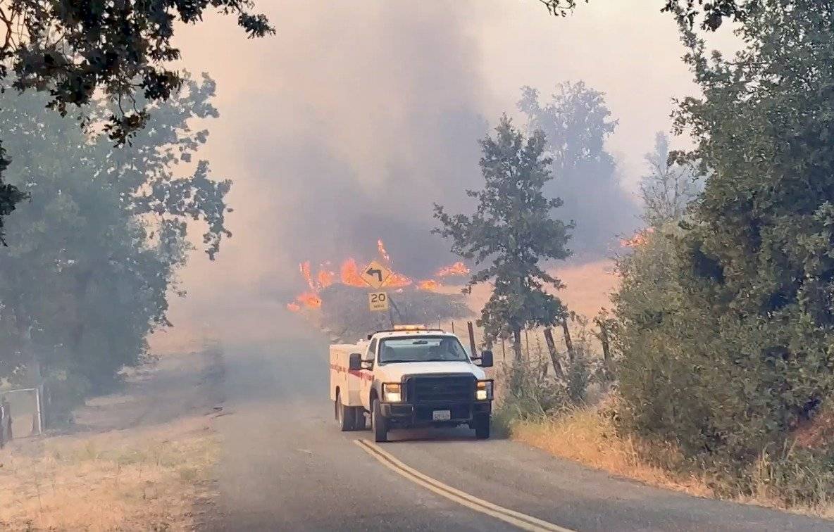 Incendio Zogg arrasa con construcciones mientras llega hasta pueblos de California