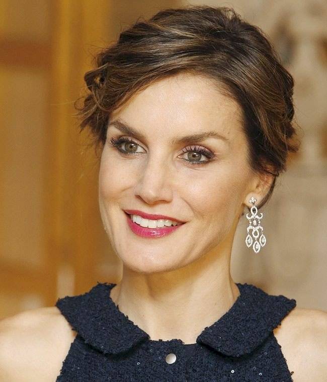 Letizia presume su espectacular figura en un jumpsuit de seda granate que le imprimió sensualidad