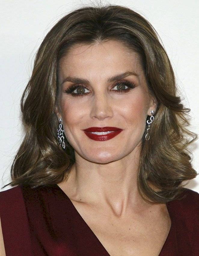 Letizia presume su espectacular figura en un jumpsuit de seda granate que le imprimió sensualidad