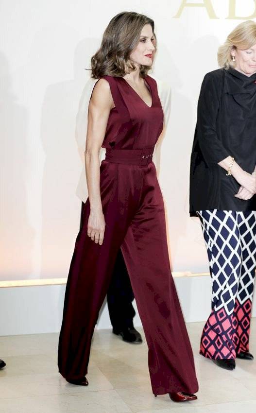 Letizia presume su espectacular figura en un jumpsuit de seda granate que le imprimió sensualidad