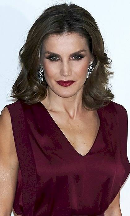 Letizia presume su espectacular figura en un jumpsuit de seda granate que le imprimió sensualidad