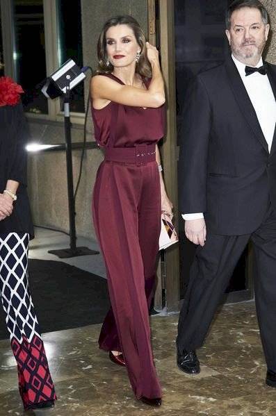 Letizia presume su espectacular figura en un jumpsuit de seda granate que le imprimió sensualidad