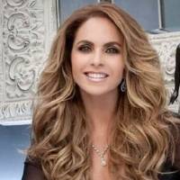 Lucero es un sueño de elegancia y sensualidad en un body violeta y maxi falda de seda y tul estampada