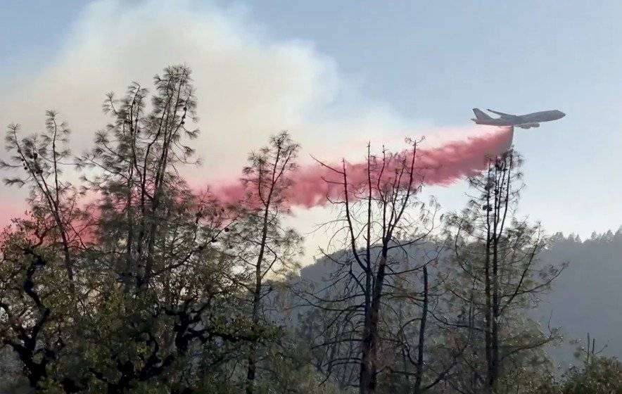 Medios aéreos combaten el incendio incontrolado de Santa Helena en California
