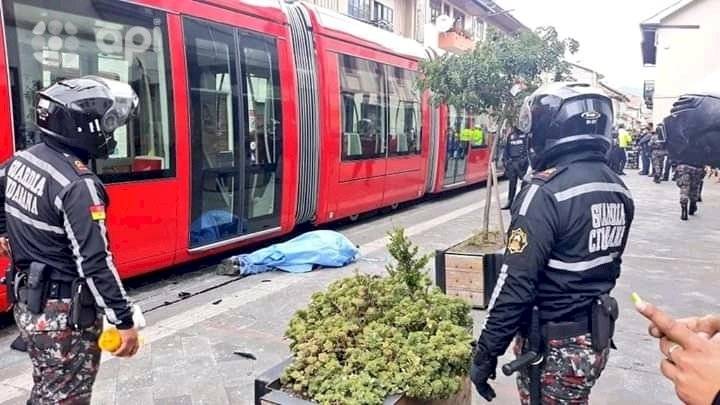 Motociclista perdió la vida al chocar contra el Tranvía en Cuenca