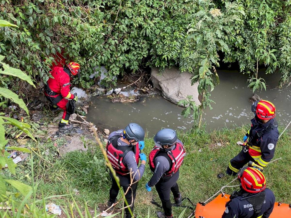 Labores de rescate de un cadáver en La Ecuatoriana