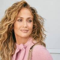 Jennifer Lopez enamora con un vestido rosa tipo suéter de cuello tortuga y botines de gamuza trenzados