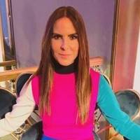 Kate del Castillo deslumbra con un exquisito vestido de tul vino tinto bordado con encaje