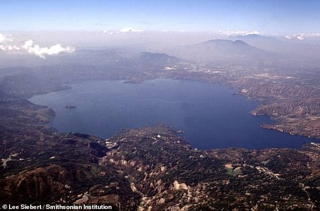 Lago Ilopango, donde en algún momento el volcán hizo erupción y arrasó con varios pueblos mayas. Lago Ilopango, donde en algún momento el volcán hizo erupción y arrasó con varios pueblos mayas.