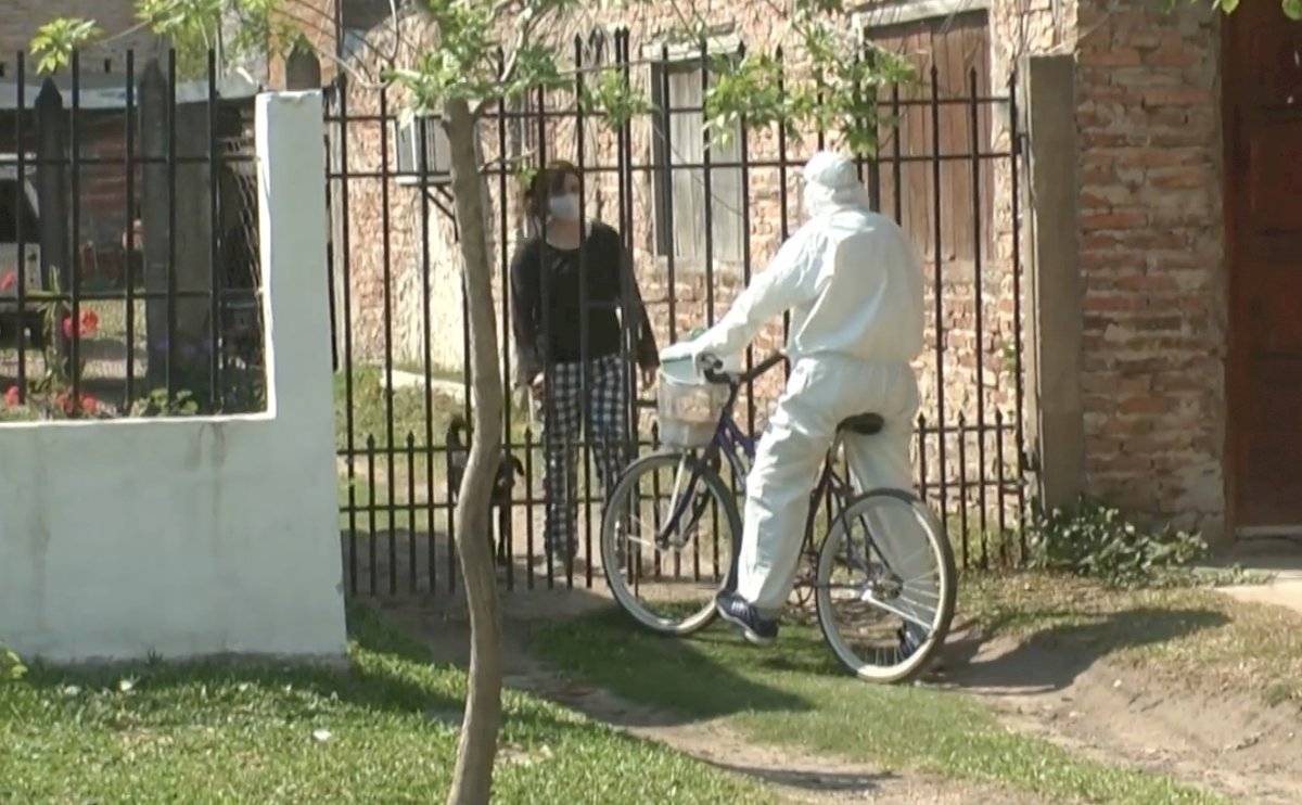 Enfermero argentino recorre su localidad en bicicleta atendiendo pacientes con Covid-19