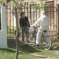 Enfermero argentino recorre su localidad en bicicleta atendiendo pacientes con Covid-19
