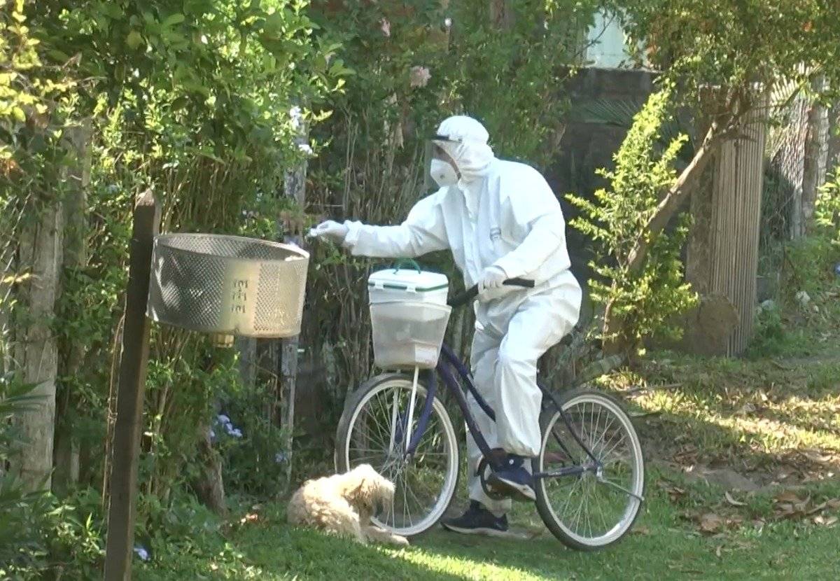 Enfermero argentino recorre su localidad en bicicleta atendiendo pacientes con Covid-19