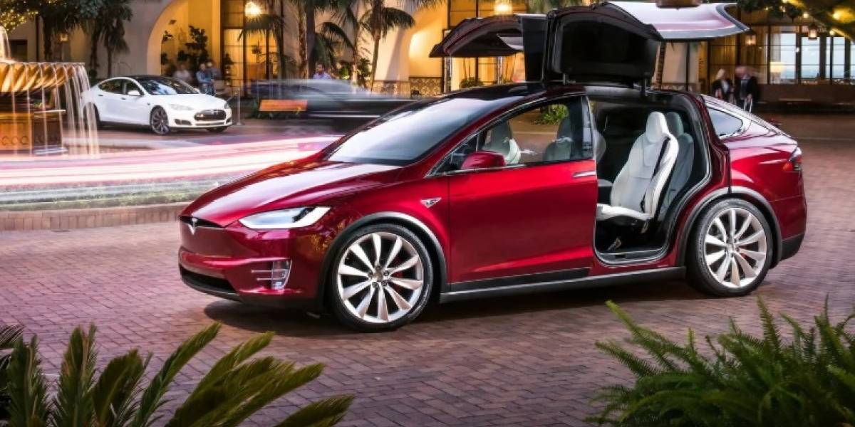 Dueño de un Tesla Model X muestra cómo trabaja el piloto automático