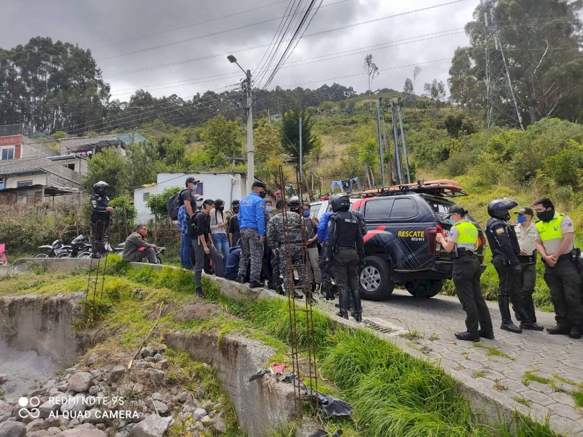 Retiran letras de tela de las faldas del Volcán Pichincha que colocó un grupo de personas