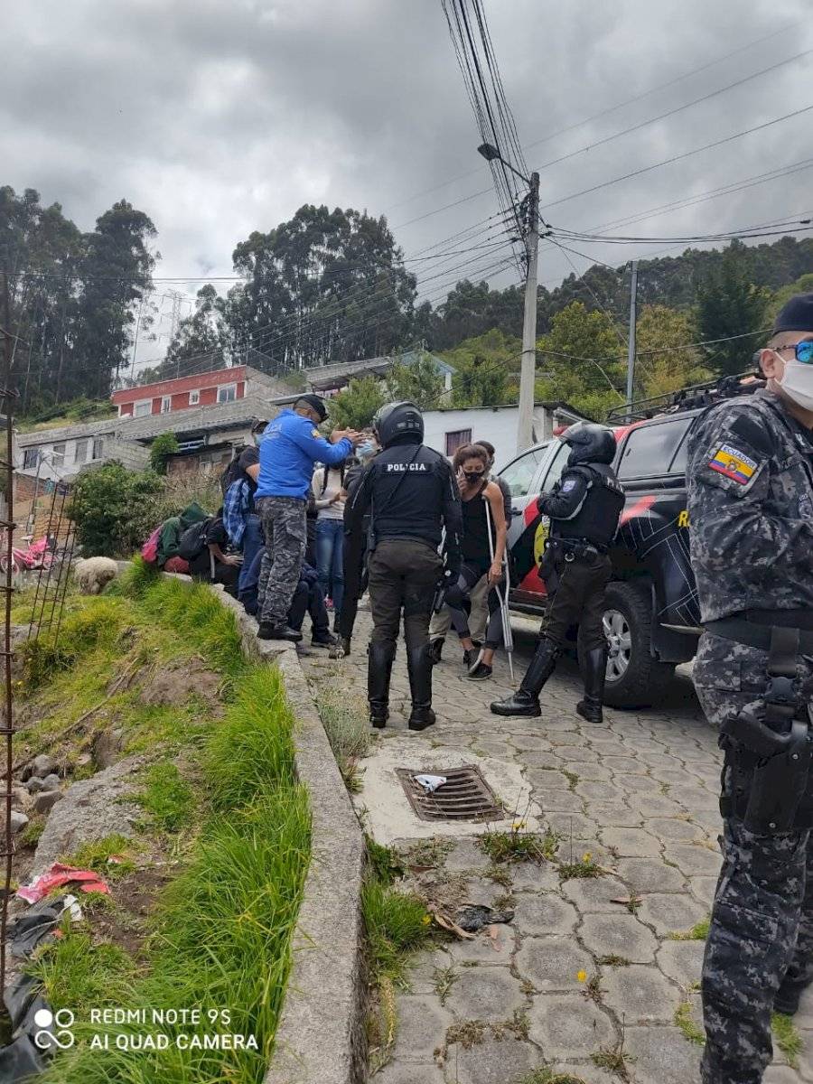 Retiran letras de tela de las faldas del Volcán Pichincha que colocó un grupo de personas