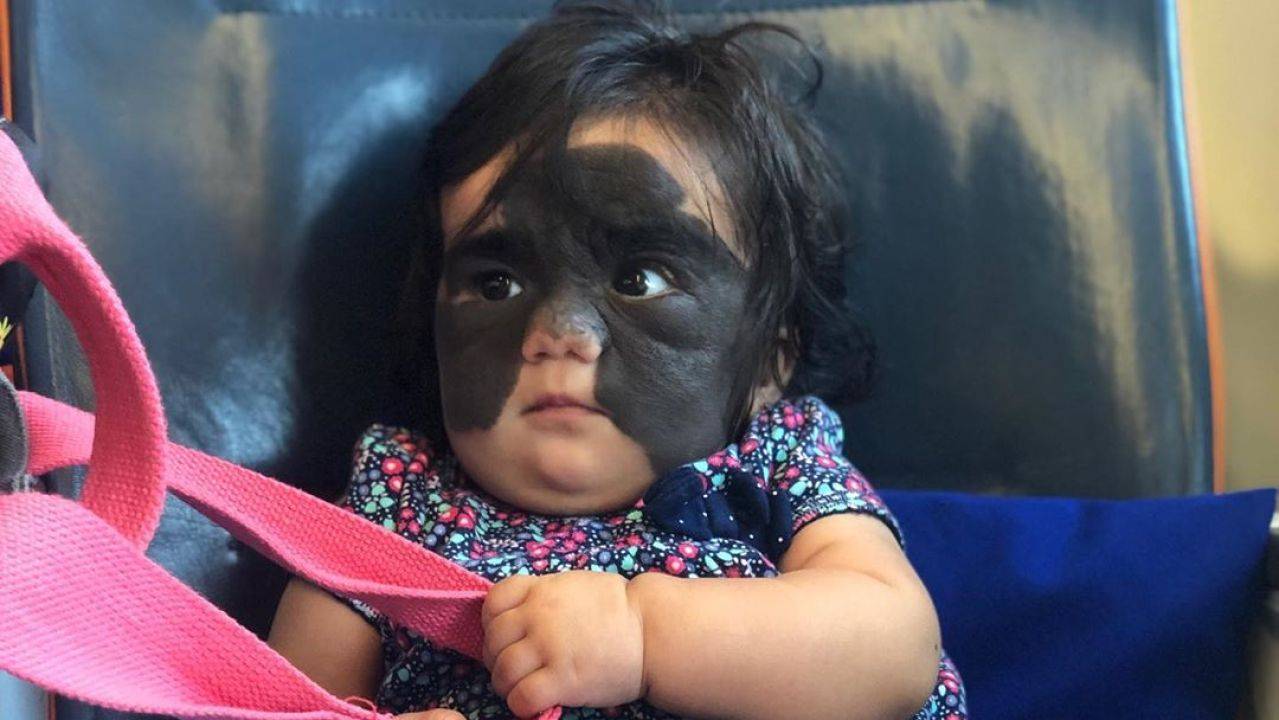 Niña con máscara de Batman