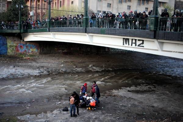 Video muestra momento exacto en que joven de 16 años cae al río Mapocho